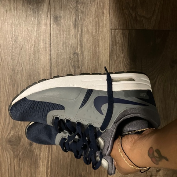 Authentic Nike sneakers size 6y - Picture 3 of 5